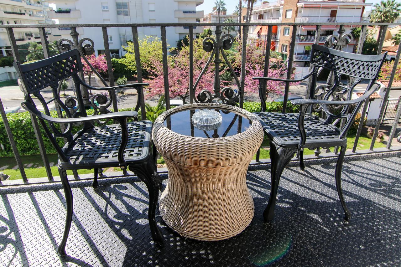 ホテル カプリ シッチェス エクステリア 写真